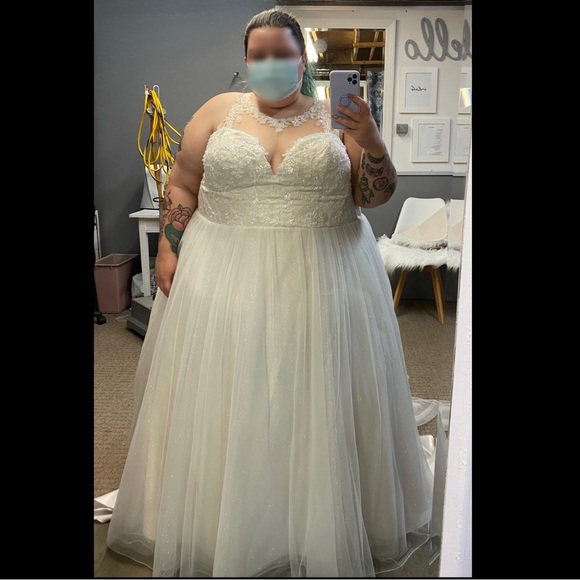 Plus size 32 wedding dress - Picture 2 of 8